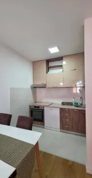 Manja kuhinja sa elementima u braon tonovima i ugradnim uređajima. - image 5
