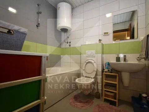 Kupatilo opremljeno kadom, umivaonikom, WC šoljom i bojlerom. - image 14