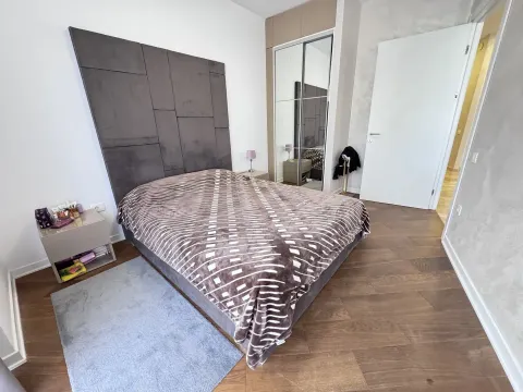 Namještena spavaća soba sa bračnim krevetom, plakarom sa ogledalom i noćnim stočićem. - image 8