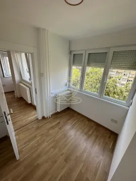 Prazna soba sa parketom i pogledom kroz prozore na zelenilo. - image 8