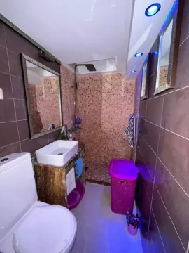 Kupatilo sa tuš kabinom, umivaonikom i wc šoljom. - image 5