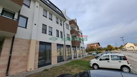 Pogled na spoljašnjost zgrade sa parkingom ispred. - image 5