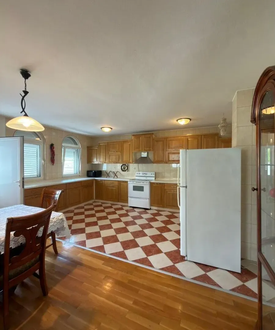 Rent, house, 450m², Zlatica, Podgorica