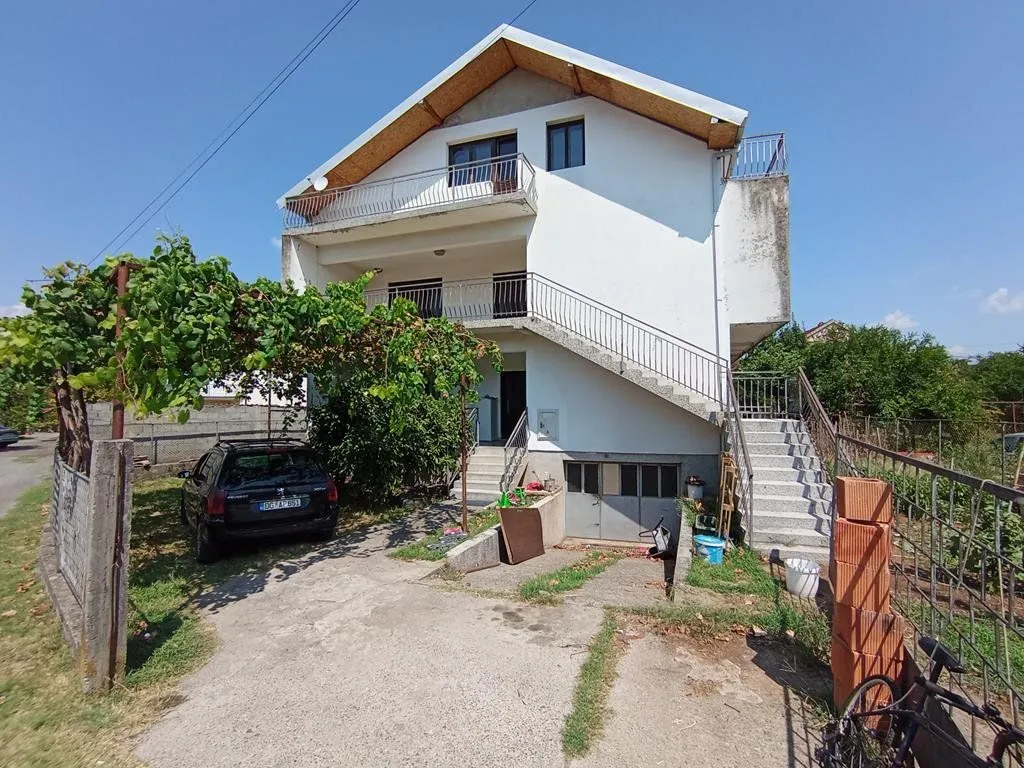 Sale, house, 300m², Tološi, Podgorica