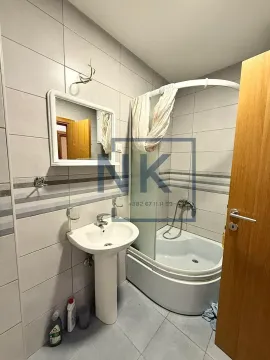 Kupatilo opremljeno umivaonikom, ogledalom i tuš kabinom. - image 7