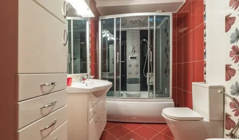 Kupatilo opremljeno tuš kabinom, umivaonikom i toaletom. - image 19