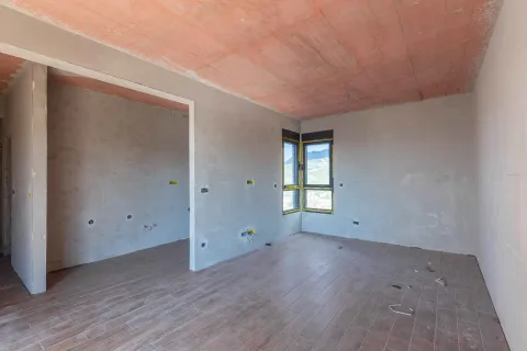 Pogled na nenamještenu prostoriju u izgradnji sa podnim pločicama i prozorima. - image 6