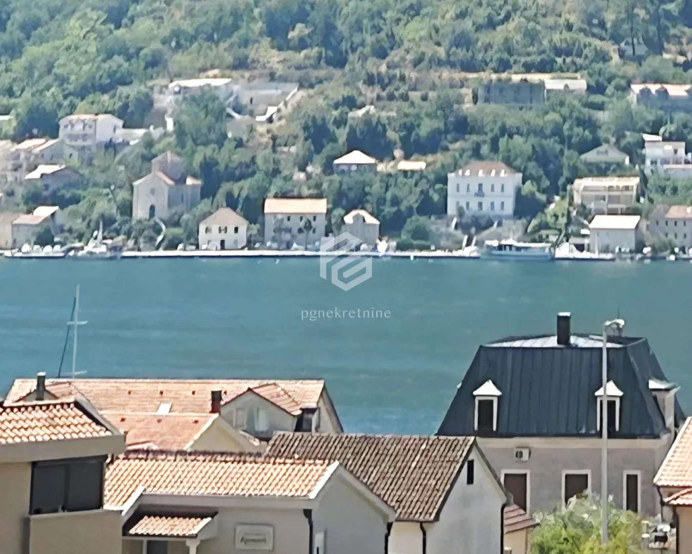 Pogled sa nekretnine na more i obalu.