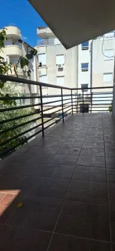 Prostrana popločana terasa sa metalnom ogradom i pogledom na naselje. - image 3