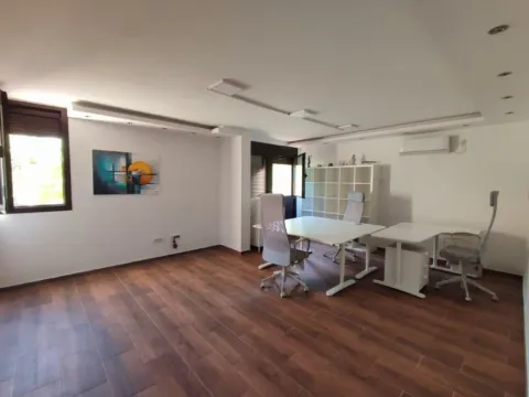 Izdavanje, poslovni prostor, 80m², Blok 5, Podgorica - image 2