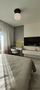 Moderna spavaća soba sa bračnim krevetom, radnim stolom i televizorom. - image 2