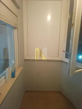 Pogled na zatvorenu terasu sa prozorima i pločicama na podu. - image 11