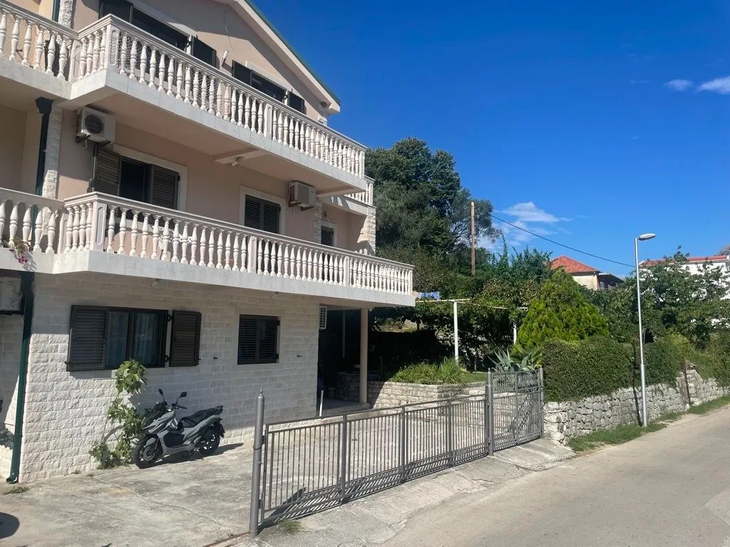 Rent, one bedroom apartment, 70m², Prčanj, Kotor