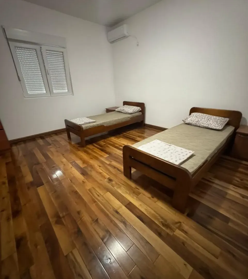 Izdavanje, dvosoban stan, 90m², Đenovići, Herceg Novi