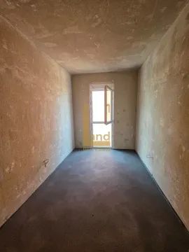 Prazna prostorija u izgradnji sa prozorom. - image 4