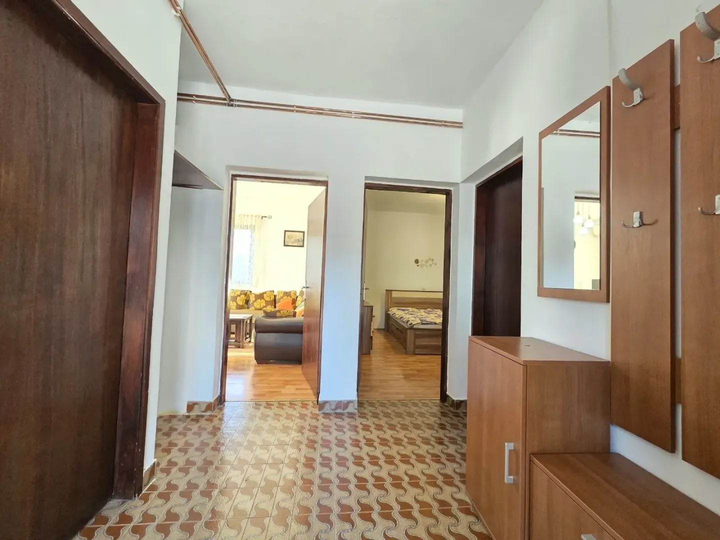 Izdavanje, dvosoban stan, 60m², Radanovići, Kotor