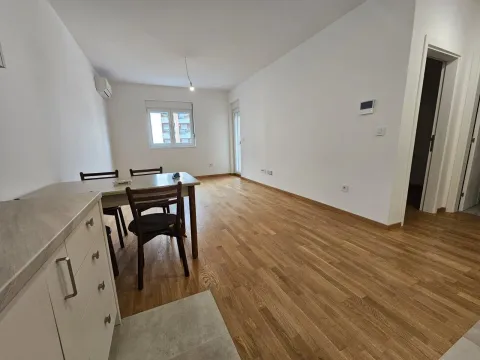 Prazna dnevna soba sa drvenim podom i trpezarijskim stolom. - image 6