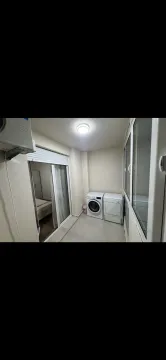 Zastakljeni balkon sa mašinom za pranje i sušenje veša. - image 13