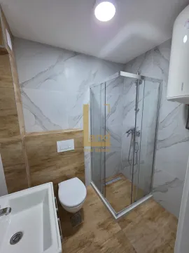 Moderno opremljeno kupatilo sa tuš kabinom. - image 4