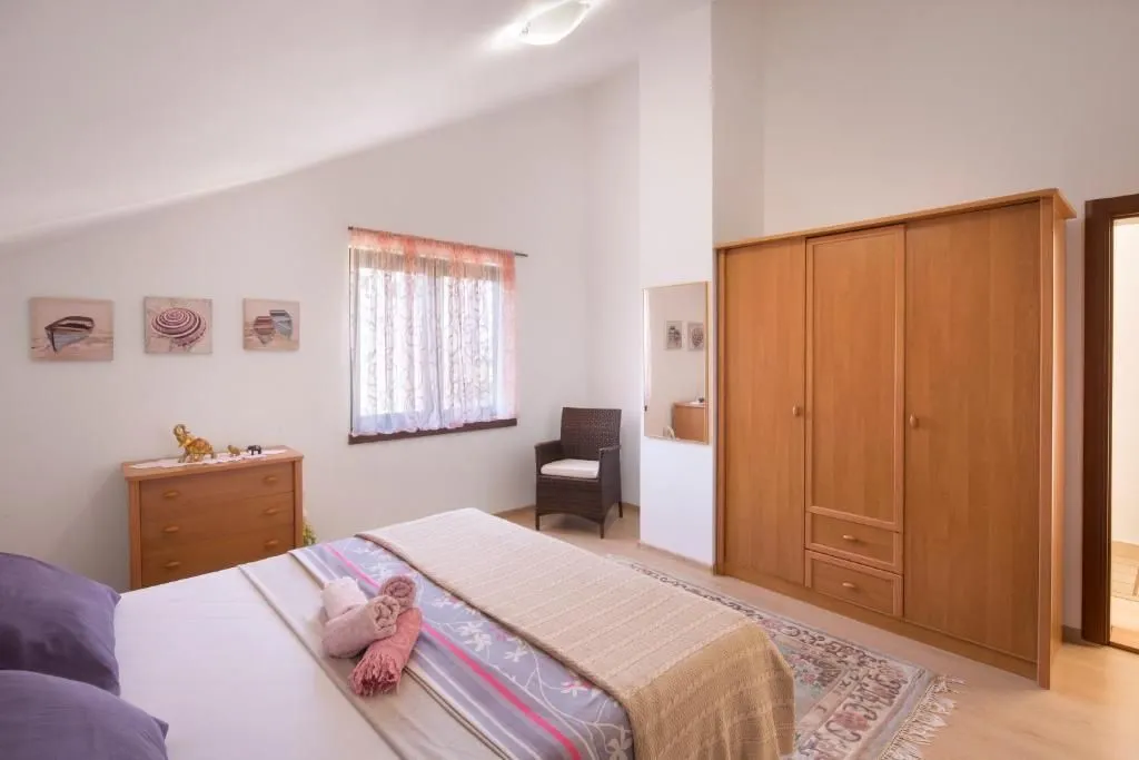 Izdavanje, dvosoban stan, 85m², Budva, Crna Gora