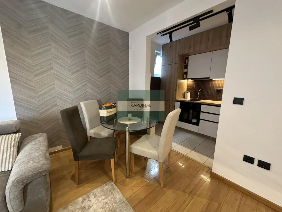Izdavanje, dvosoban stan, 52m², Centar, Kragujevac