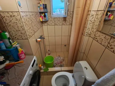 Manje kupatilo sa tuš kabinom, toaletom i mašinom za veš. - image 5