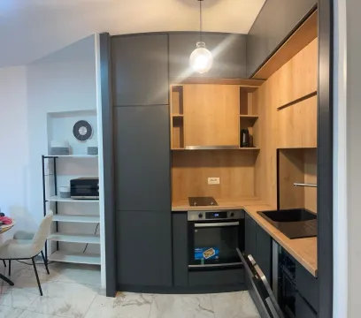 Modern kitchen with dark elements and wooden details. - image 5