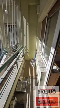 Dugi balkon sa zaštitnom ogradom i pogledom. - image 9