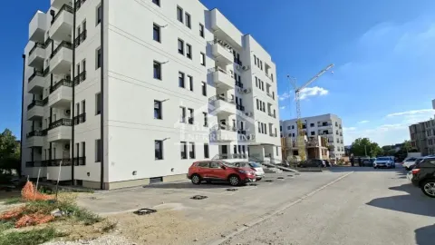 Pogled na spoljašnjost stambene zgrade i parking prostor ispred objekta. - image 18