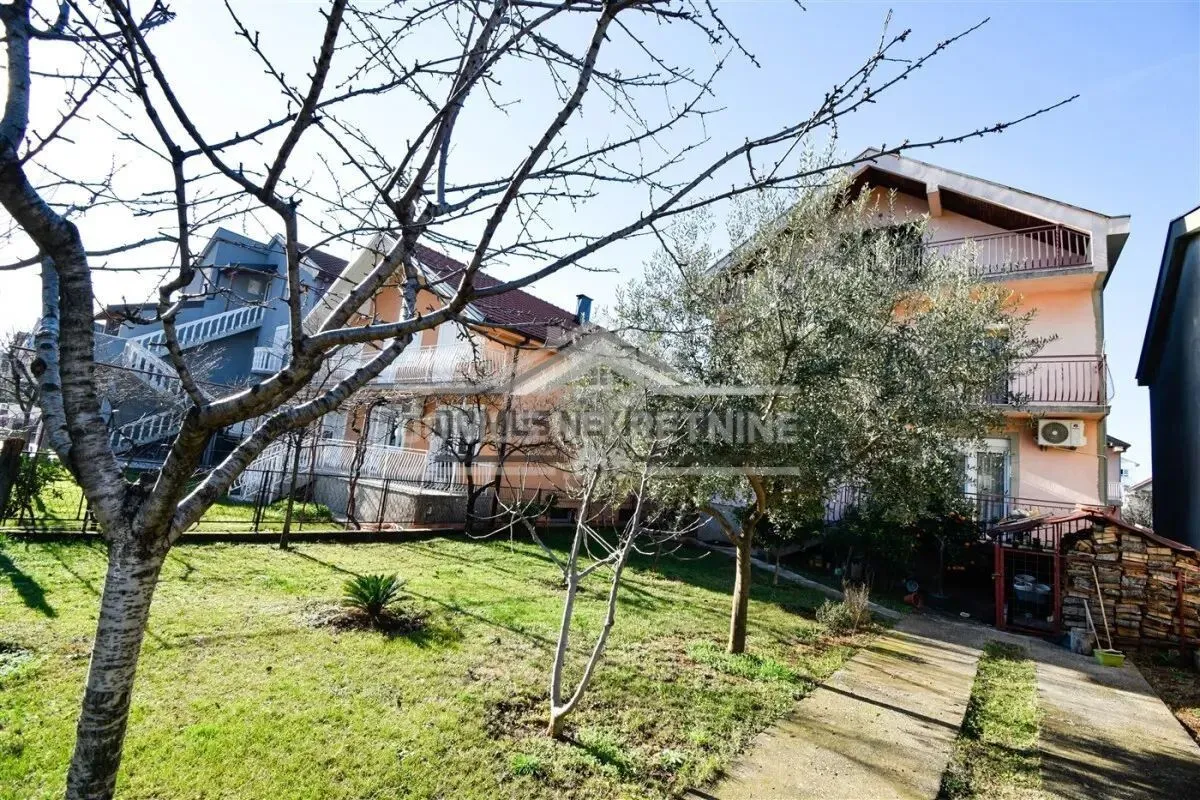 Prodaja, kuća, 230m², Stari Aerodrom, Podgorica