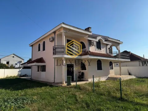 Prodaja, kuća, 340m², Tološi, Podgorica - image 7