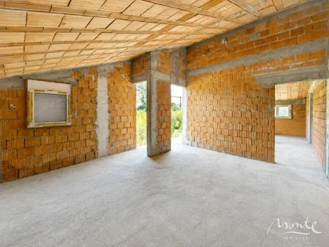 Nezavršena prostorija u sivoj fazi sa ogoljenim ciglama i betonskim podom. - image 29