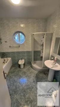 Kupatilo opremljeno tuš kabinom, kadom, umivaonikom i sanitarijama. - image 4