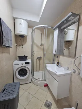 Manje kupatilo sa tuš kabinom, umivaonikom, veš mašinom i bojlerom. - image 7