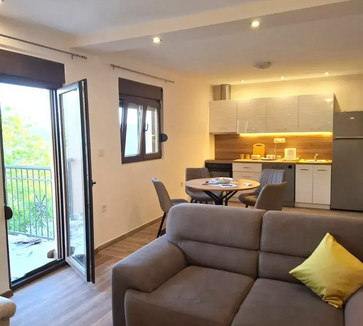 Izdavanje, kuća, 100m², Kotor, Crna Gora