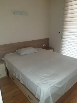 Svijetla spavaća soba sa bračnim krevetom. - image 8