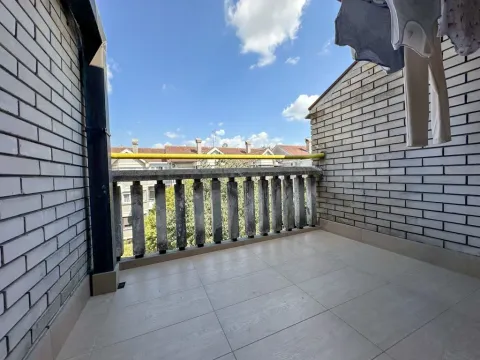 Natkriveni balkon sa popločanim podom i pogledom na naselje. - image 14