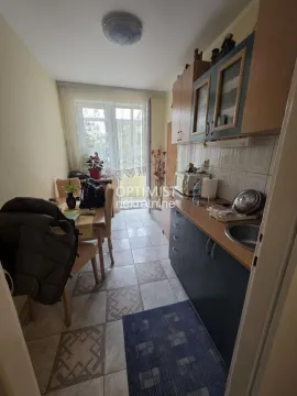 Manja kuhinja sa trpezarijskim stolom i izlazom na terasu. - image 3