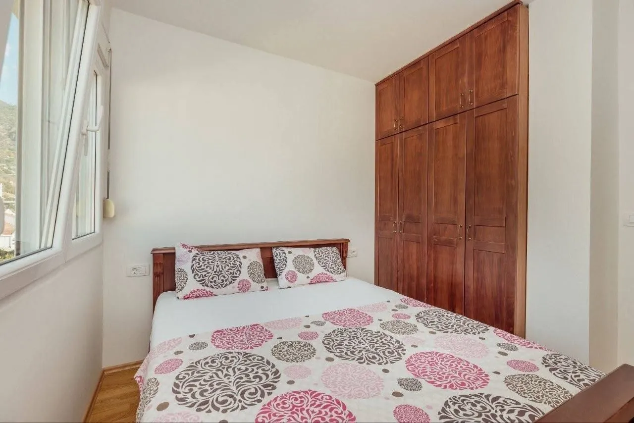 Izdavanje, dvosoban stan, 70m², Centar, Tivat