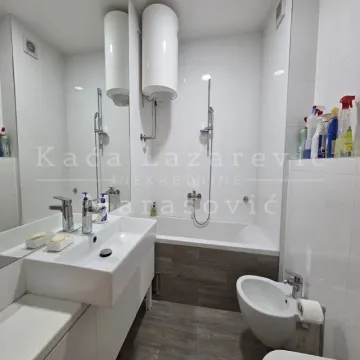 Kupatilo opremljeno umivaonikom, kadom, bideom i bojlerom. - image 8