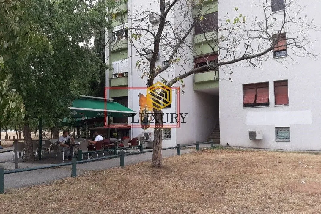 Izdavanje, poslovni prostor, 80m², Blok 5, Podgorica