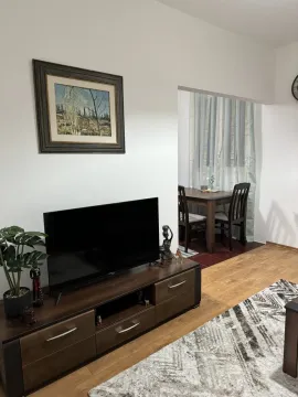 Dnevna soba sa televizorom na komodi i pogledom na trpezariju. - image 4