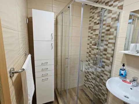 Izdavanje, trosoban stan, 90m², Dubovica, Budva - image 8