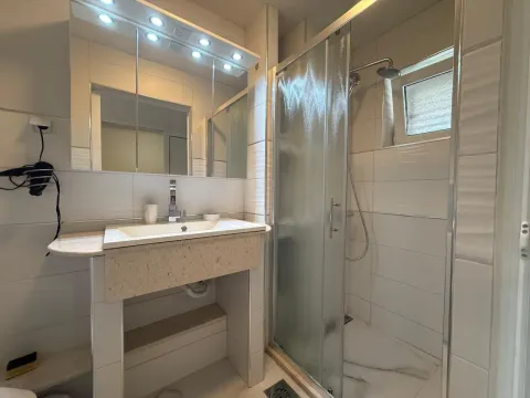 Moderne kupatilo sa umivaonikom, ogledalom sa osvjetljenjem i tuš kabinom. - image 6