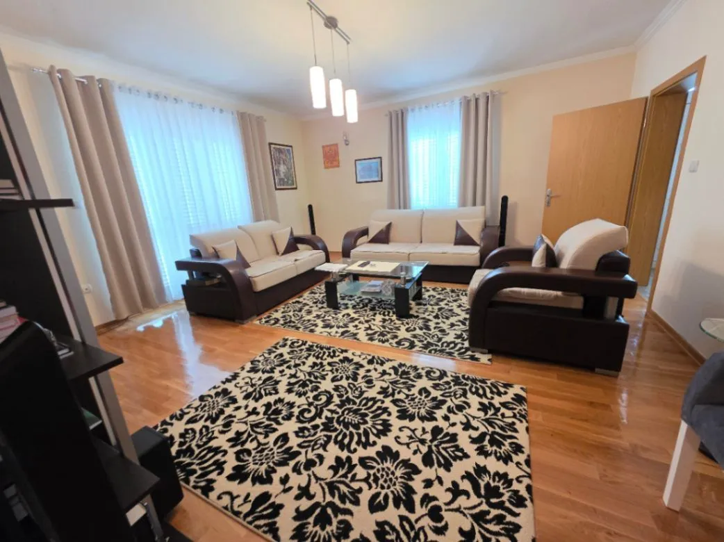 Izdavanje, četvorosoban stan, 140m², Tološi, Podgorica