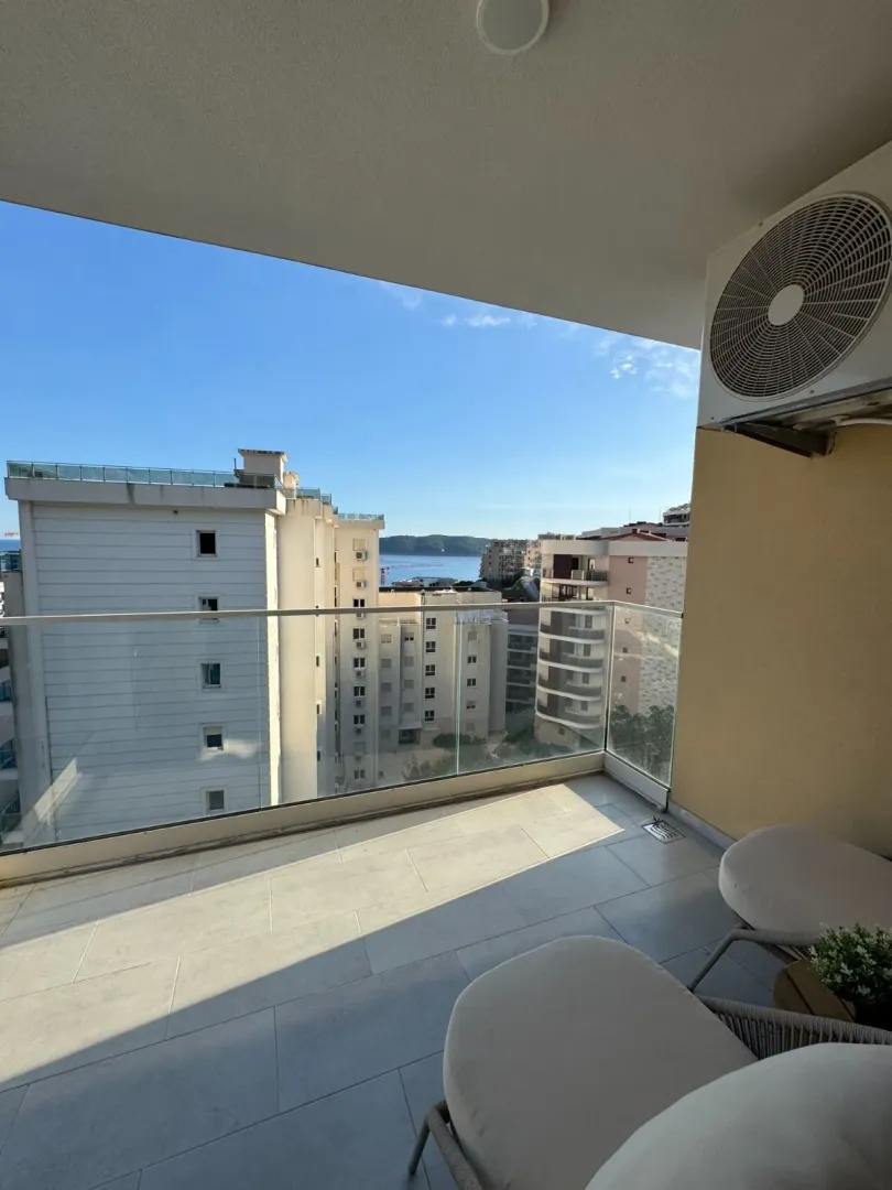 Izdavanje, dvosoban stan, 74m², Bečići, Budva