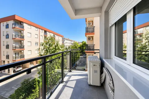 Manji popločani balkon sa pogledom na susjedne zgrade i dvorište. - image 14