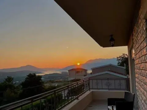 Izdavanje, četvorosoban stan, 240m², Kotor, Crna Gora - image 11