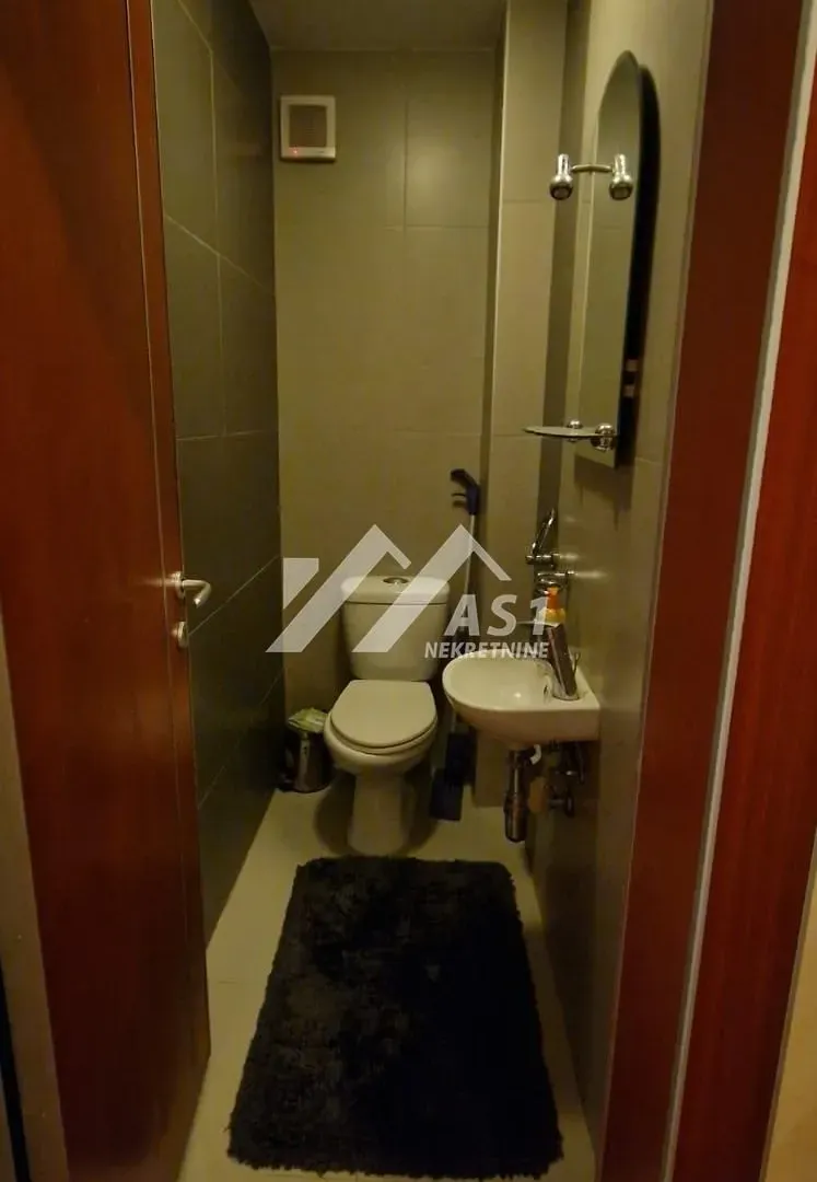 Izdavanje, četvorosoban stan, 99m², Centar, Novi Sad