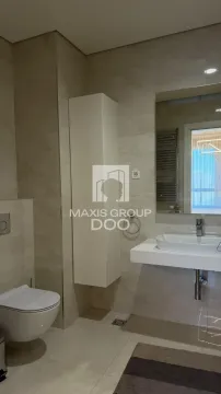 Moderno kupatilo sa umivaonikom, ogledalom, konzolnom šoljom i ugradnim ormarićem. - image 15